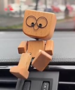 Charmig träfigur med 12 magnetiska ansikten